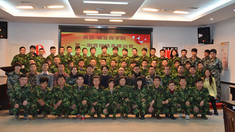 ��һ��Ӫ����Ӣѵ��ӪѧԱ��Ӱ