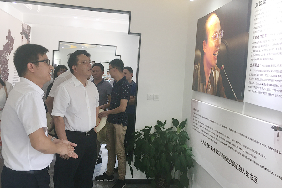 F:\2015-2018��OA�ļ� ���ӻ�ý�岥��ͼ���\2018-OA�ļ� ���ӻ�ý�岥��ͼ���\2018.07.31-���뵳У��У��������������б����������ǲ��ڼҼ���\03.jpg