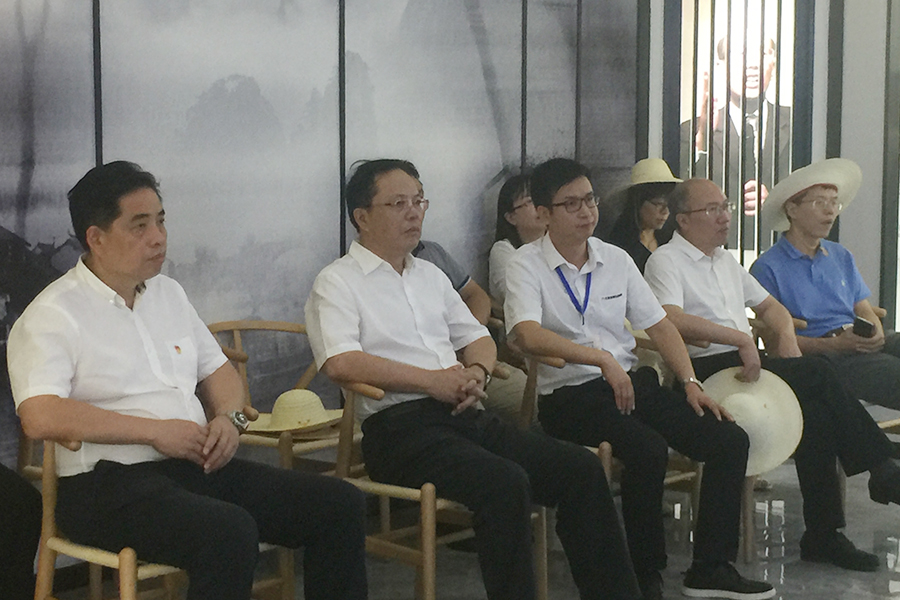 F:\2015-2018��OA�ļ� ���ӻ�ý�岥��ͼ���\2018-OA�ļ� ���ӻ�ý�岥��ͼ���\2018.07.31-���뵳У��У��������������б����������ǲ��ڼҼ���\04.JPG